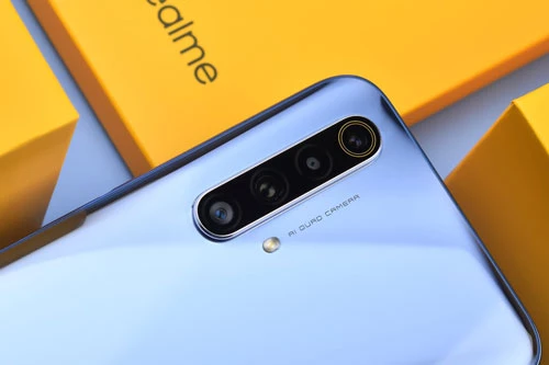 Realme X50 5G sở hữu 4 camera sau. Cảm biến chính 64 MP, khẩu độ f/1.8 cho khả năng lấy nét theo pha. Ống kính tele 12 MP, f/2.5 giúp zoom quang học 2x. Cảm biến thứ ba 8 MP, f/2.3 cho ống kính góc rộng 119 độ. Ống kính macro 2 MP, f/2.4. Bộ tứ này được trang bị đèn flash LED, quay video 4K, siêu chậm với tốc độ 960 khung hình/giây. 