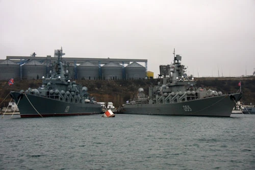 Tuần dương hạm Đô đốc Ustinov mang số thân 055 vừa hội ngộ với người anh em cùng lớp của mình là tuần dương hạm lớp Moscow số thân 121 tại cảng Sevastopol vào những ngày cuối cùng của năm mới vừa rồi. Nguồn ảnh: Rumil.