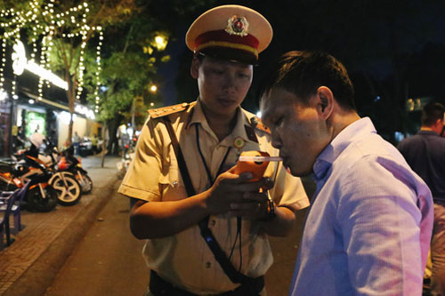 TP.HCM: Áp dụng mức phạt cao nhất cho tài xế không chịu kiểm tra nồng độ cồn