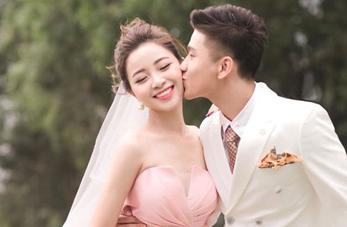 Văn Đức đon đả khen Nhật Linh là người đẹp nhất, dân tình khuyên: Anh lại làm gì sai thì mau khai ra nhé