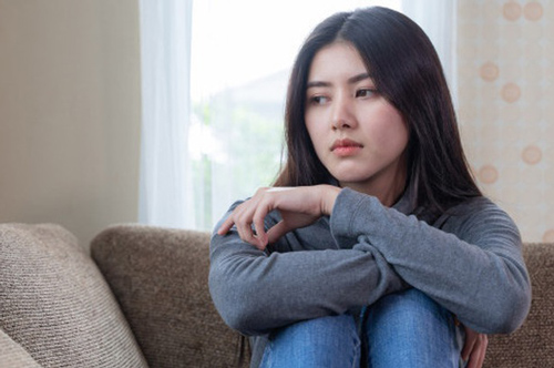 Sáng sớm tinh mơ thấy mẹ đẻ đang chống nạnh trước cổng, tôi định bước ra nhưng bố chồng đi vào bảo: "Con cứ ngồi im trong này"