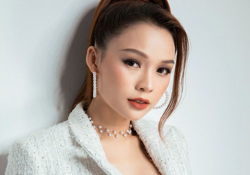 Sam liều lĩnh "thả rông" vòng 1 trong bộ vest đắt đỏ