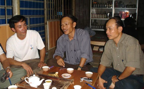 Kỹ sư Huỳnh Phong (phải) và Nguyễn Văn Nhân (giữa), những người mất 20 năm để tìm ra nơi đặt thủy điện Sơn La an toàn tuyệt đối.