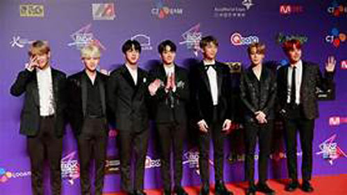 Clip: Khi em út Jungkook khiến các anh không thể nhịn cười 