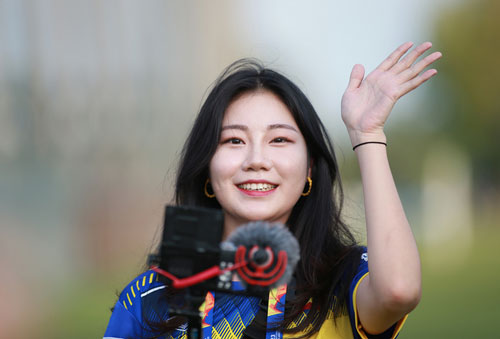 Nữ phóng viên Hàn gây náo loạn buổi tập của U23