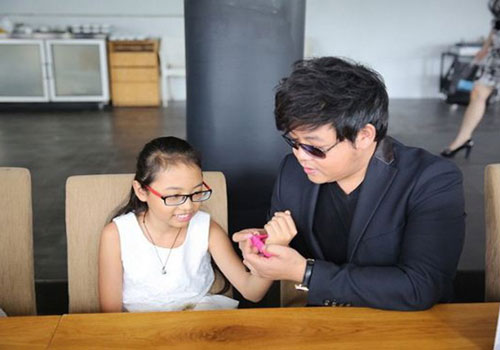 Phương Mỹ Chi thân với bố nuôi Quang Lê thế nào trước khi rời công ty?