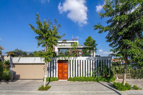 Mê mẩn ngôi nhà 3 tầng đan xen khu vườn xanh mướt