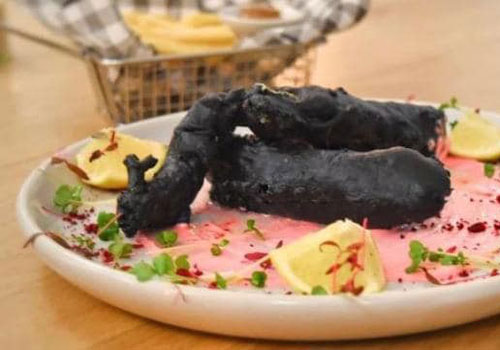 Phát hoảng với món ăn đen sì như cục than của nhà hàng cao cấp