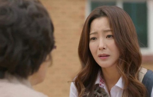 Một tay giữ con, một tay chặt gà mà đến bữa vẫn bị mẹ chồng mỉa mai "chẳng làm cái gì ra hồn"