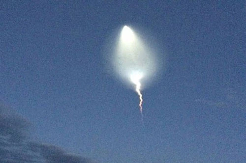 UFO hình điếu xì gà bay trên bầu trời Chebarkul.