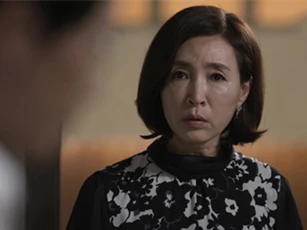 Đưa tôi sổ tiết kiệm 200 triệu, mẹ chồng rưng rưng: "Mẹ biết con khổ quá rồi, thôi cầm lấy làm lại đi con"