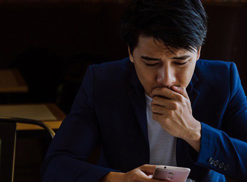 Về đến nhà, tôi hoảng hồn khi thấy mẹ đốt than tổ ong trong phòng kín còn vợ bế con tựa đầu vào tường chẳng buồn bận tâm