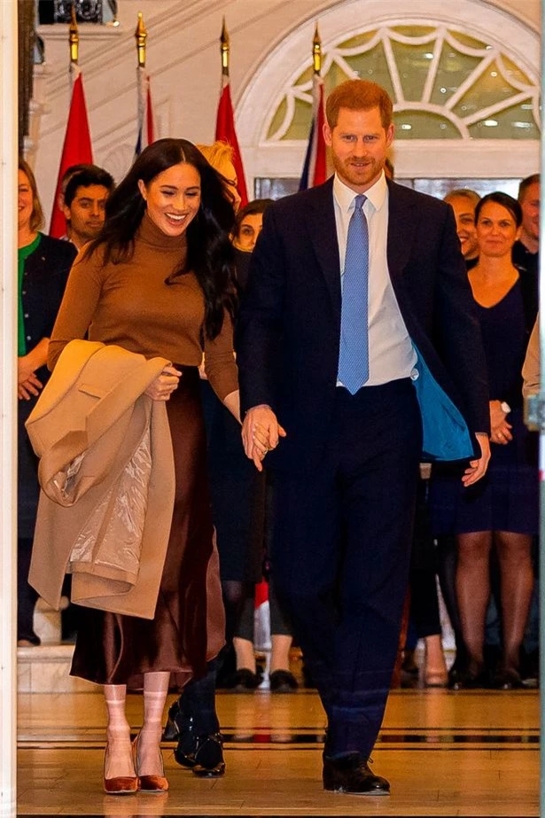 Meghan Markle chính thức quay trở lại sau 6 tuần nghỉ dưỡng, vừa lộ diện đã bị chỉ trích tơi tả không thương tiếc - Ảnh 3.