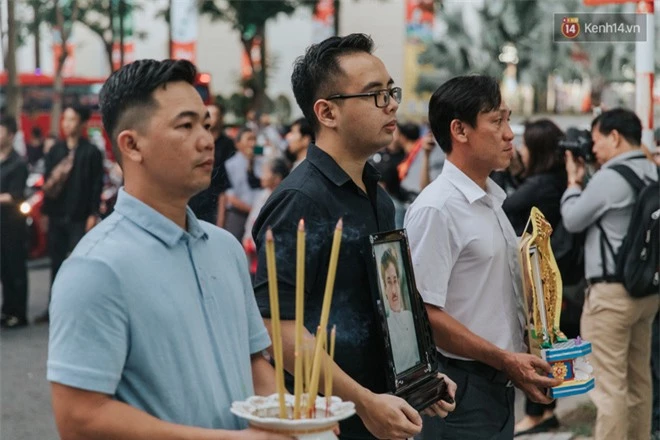 Quyền Linh, Long Nhật thươnng tiếc đồng nghiệp, vợ cố nghệ sĩ Chánh Tín khóc ngất trong giây phút tiễn biệt chồng về nơi chín suối - Ảnh 10.