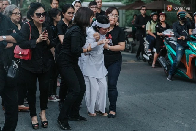 Quyền Linh, Long Nhật thươnng tiếc đồng nghiệp, vợ cố nghệ sĩ Chánh Tín khóc ngất trong giây phút tiễn biệt chồng về nơi chín suối - Ảnh 12.