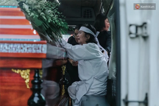 Quyền Linh, Long Nhật thươnng tiếc đồng nghiệp, vợ cố nghệ sĩ Chánh Tín khóc ngất trong giây phút tiễn biệt chồng về nơi chín suối - Ảnh 14.