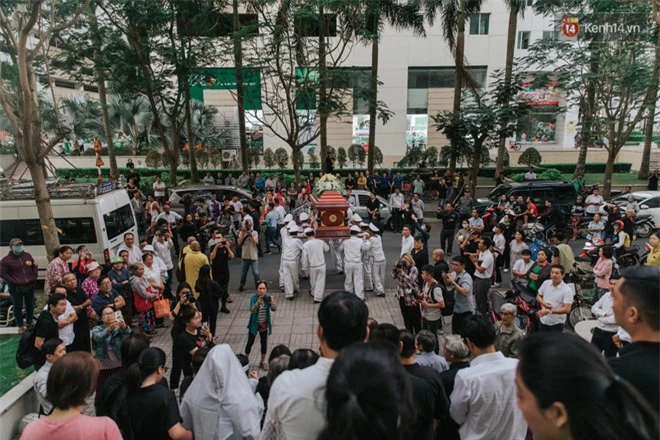 Quyền Linh, Long Nhật thươnng tiếc đồng nghiệp, vợ cố nghệ sĩ Chánh Tín khóc ngất trong giây phút tiễn biệt chồng về nơi chín suối - Ảnh 15.