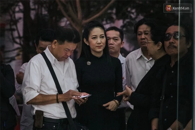 Quyền Linh, Long Nhật thươnng tiếc đồng nghiệp, vợ cố nghệ sĩ Chánh Tín khóc ngất trong giây phút tiễn biệt chồng về nơi chín suối - Ảnh 4.