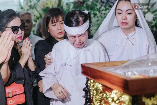 Quyền Linh, Long Nhật thươnng tiếc đồng nghiệp, vợ cố nghệ sĩ Chánh Tín khóc ngất trong giây phút tiễn biệt chồng về nơi chín suối - Ảnh 8.