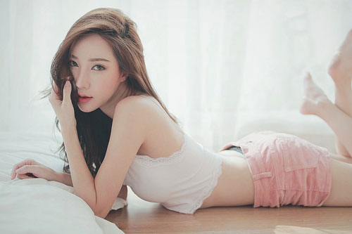 Người mẫu 9x tung video 'đốt mắt' cánh mày râu