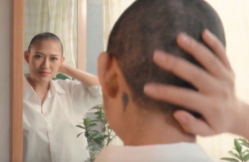 "Tiểu tam" Hoàng Thu Trang trong "Sống Chung Với Mẹ Chồng" tung MV debut, cạo đầu ngay sản phẩm chào sân Vpop!