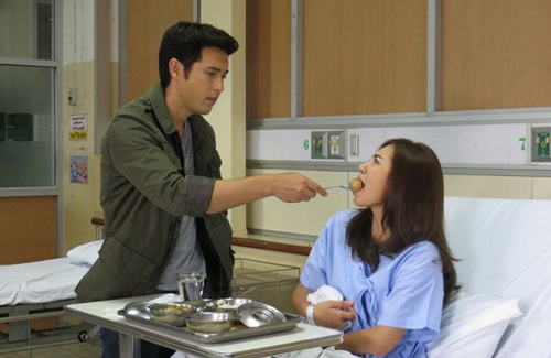 Biết vợ bị ung thư, anh rể em đẩy cửa đi ra rồi động viên vợ mấy câu, nhưng nghe xong bố em lên cơn đau tim còn chị vật vã đòi về