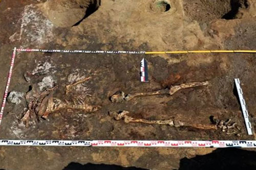 Phát hiện 4 hài cốt hàng nghìn năm tuổi chôn cùng chiếc mũ vàng