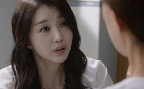 Chồng lao ra ngoài giữa trời mưa gió để giúp đồng nghiệp nữ, tôi tức giận đòi ly hôn nhưng rồi bủn rủn khi chứng kiến cảnh tượng