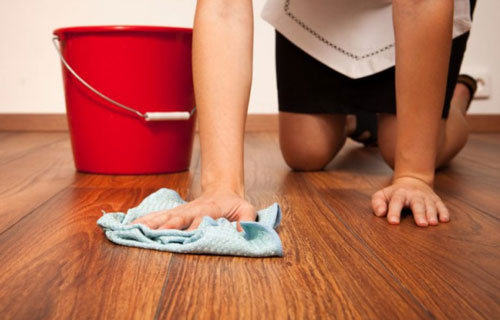 Sàn gỗ sạch bong như mới chỉ cần dùng thứ nguyên liệu giá chưa tới 10 nghìn nhà nào cũng có