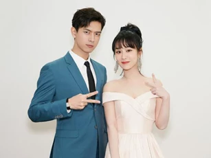 Giữa bão chỉ trích vì chiếm chỗ Tiêu Chiến, Dương Tử vẫn vui vẻ tạo dáng khi hội ngộ "bạn trai tin đồn" Lý Hiện