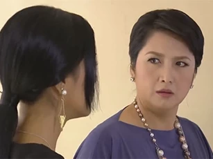 Tưởng phong bì tôi đưa là tiền, mẹ chồng hí hửng mở ra nhưng vừa lấy thứ bên trong ra, mặt bà tái mét