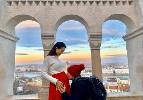 Sau nhiều lần ẩn ý chuyện bầu bí, Hoàng Oanh đã chính thức khoe bụng bầu vượt mặt