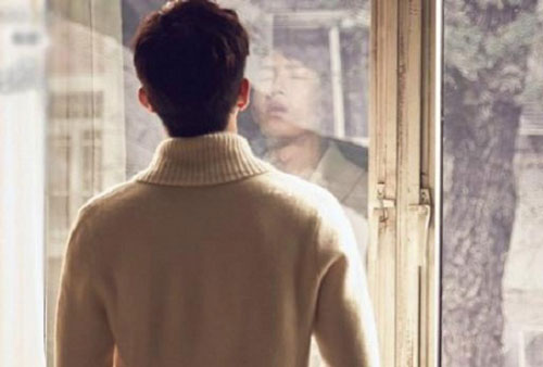 Chẳng ngờ vì chiếc camera oan nghiệt mà chồng được chứng kiến tận mắt hành động của vị khách lạ với vợ mình lúc đêm khuya