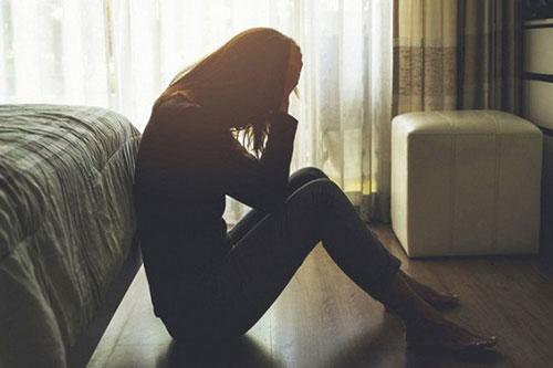 Đêm tân hôn tôi nghe thấy tiếng khóc thê lương từ tầng trên cùng nhà chồng