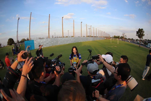 Cô gái Hàn Quốc được vây quanh trước sân tập của đội ở Buriram.