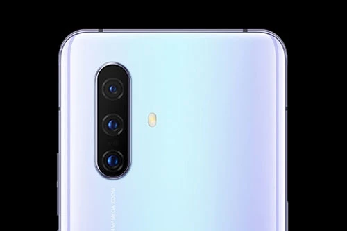 Vivo X30 được trang bị 3 camera sau. Cảm biến chính 64 MP, khẩu độ f/1.8 cho khả năng lấy nét theo pha, lấy nét bằng laser, chống rung quang học (OIS). Ống kính tele 32 MP, f/2.0 cho khả năng zoom quang học 2x. Cảm biến thứ ba 8 MP, f/2.2 cho góc rộng 108 độ. Bộ ba này được trang bị đèn flash LED, quay video 4K. 