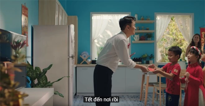 Xem MV mới của Hoàng Thuỳ Linh x JustaTee x Đen Vâu mà tràn đầy hốt hoảng: Tết về, đầu tiên là tiền đâu? - Ảnh 4.