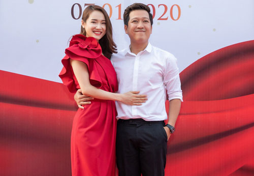 Sau nhiều lần được chồng chăm sóc như công chúa, Nhã Phương âu yếm nựng má ông xã Trường Giang trước mặt nhiều người