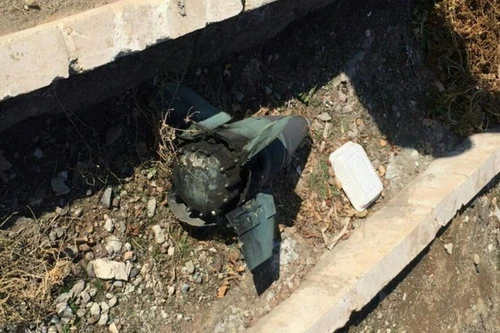 Mảnh tên lửa phòng không 9M331 thuộc tổ hợp Tor-M1 được tìm thấy gần vị trí máy bay rơi. Ảnh: Al Masdar News.