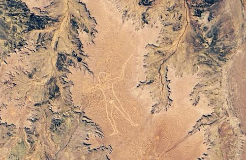 Hình vẽ thổ dân khổng lồ bí ẩn, có thể quan sát từ vũ trụ