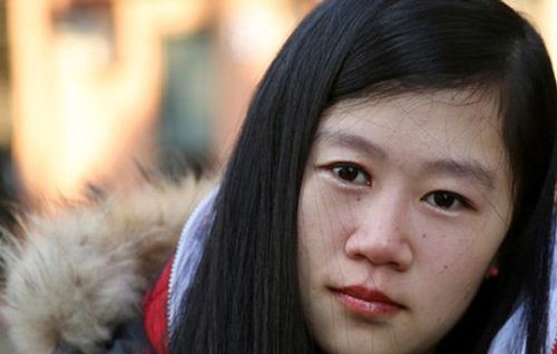 Vừa vào cổng đã thấy cả tạ miến dong bị vứt dưới sân và hắt nước ướt sũng, tôi lắp bắp hỏi chồng thì anh nói một câu khiến tôi bàng hoàng đau đớn