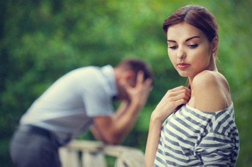 Bắt gặp vợ làm điều này trong phòng ngủ, chồng ghê tởm rồi lại thương