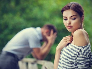 Bắt gặp vợ làm điều này trong phòng ngủ, chồng ghê tởm rồi lại thương