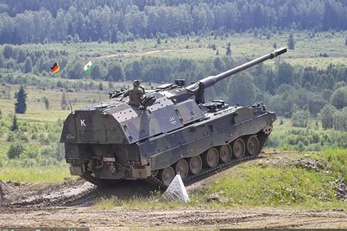 Pháo tự hành PzH-2000 được Tập đoàn Krauss-Maffei Wegmann (KMW) cùng với nhà thầu phụ là Rheinmetall Landsystemsản xuất từ năm 1996 và được chính thức trang bị cho quân đội Đức từ năm 1998.