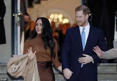 Meghan Markle bị chỉ trích là đã thao túng Hoàng tử Harry.