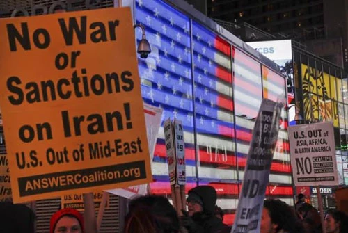 Người dân biểu tình tại quảng trường Thời đại về xung đột Mỹ - Iran. (Ảnh: AP)