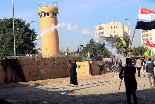 Người biểu tình tấn công Đại sứ quán Mỹ tại Baghdad ngày 1/1/2020. (Ảnh: Reuters)