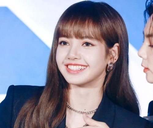 Lisa (Black Pink) hóa thiên thần trong buổi ra mắt show sống còn “Thanh xuân có bạn”