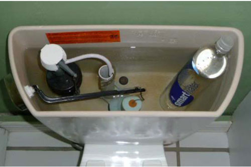 Bỏ một chai nước vào bồn cầu theo cách này là tiết kiệm một nửa tiền nước, ai cũng bất ngờ