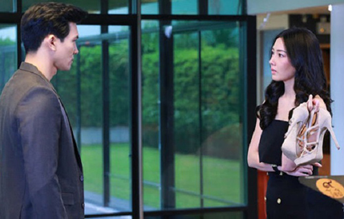 Vừa nhiếc vợ: "Nhìn vợ người ta mà thèm" thì chồng tái mặt với cảnh tượng trước mắt